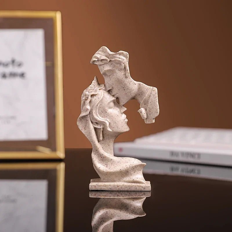 Modern Gold Lovers Statue – Romantic Abstract Kissing Couple Figurine - Hizoni