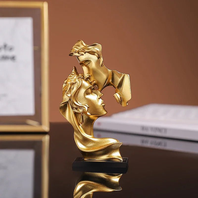 Modern Gold Lovers Statue – Romantic Abstract Kissing Couple Figurine - Hizoni