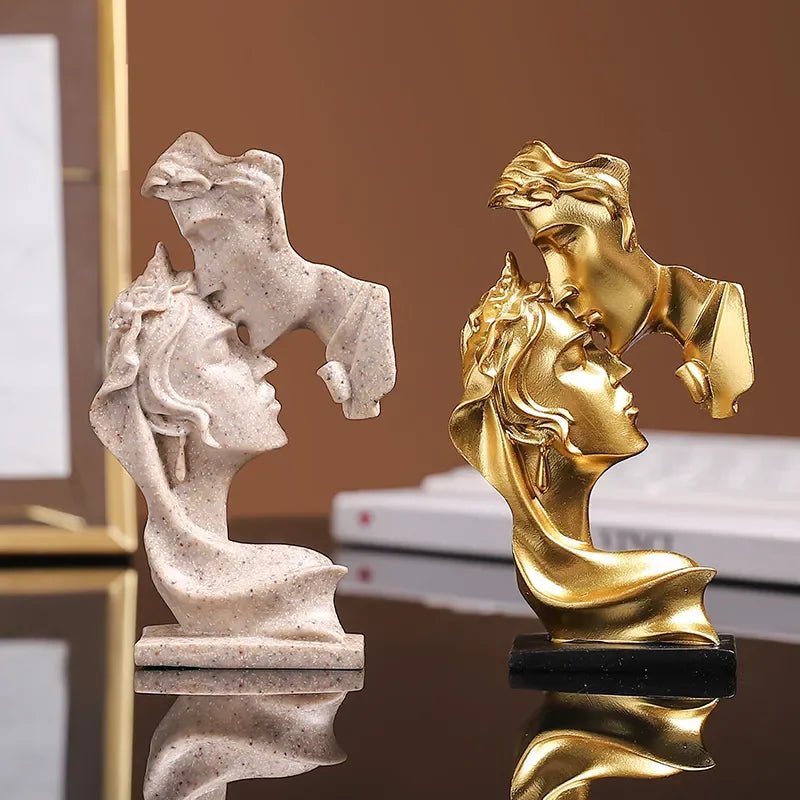 Modern Gold Lovers Statue – Romantic Abstract Kissing Couple Figurine - Hizoni
