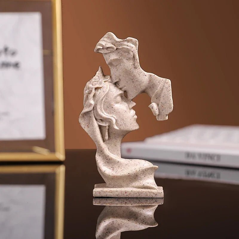 Modern Gold Lovers Statue – Romantic Abstract Kissing Couple Figurine - Hizoni