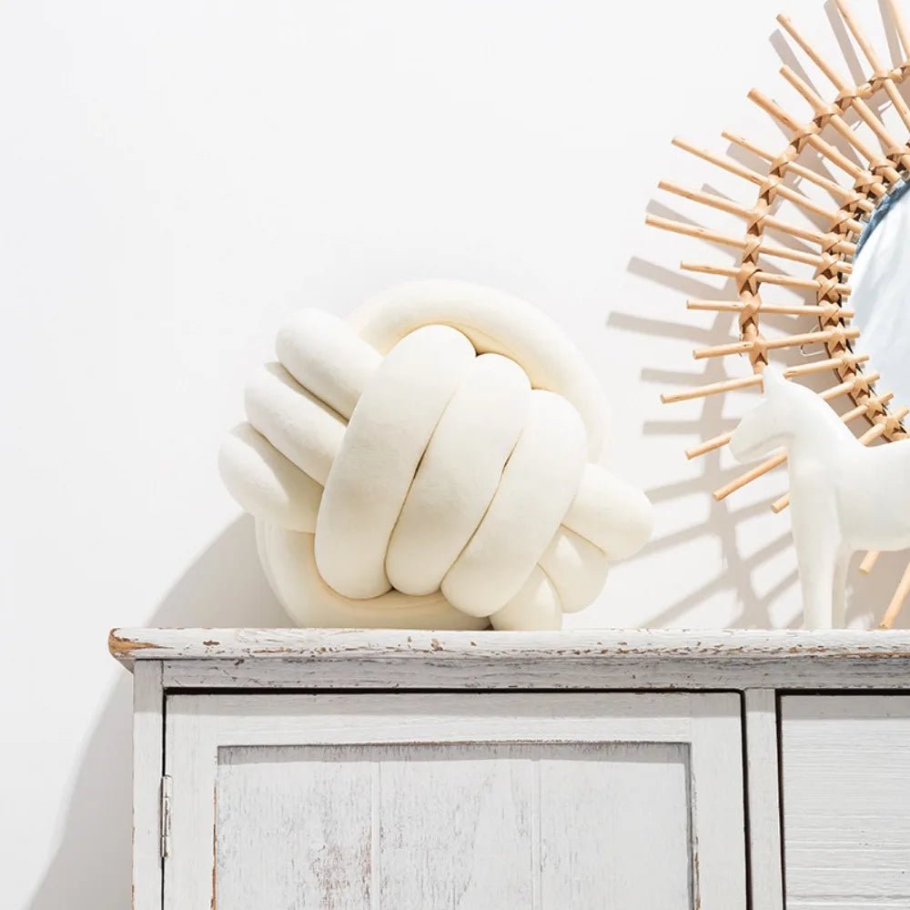 Velvet Knot Pillow - Hizoni