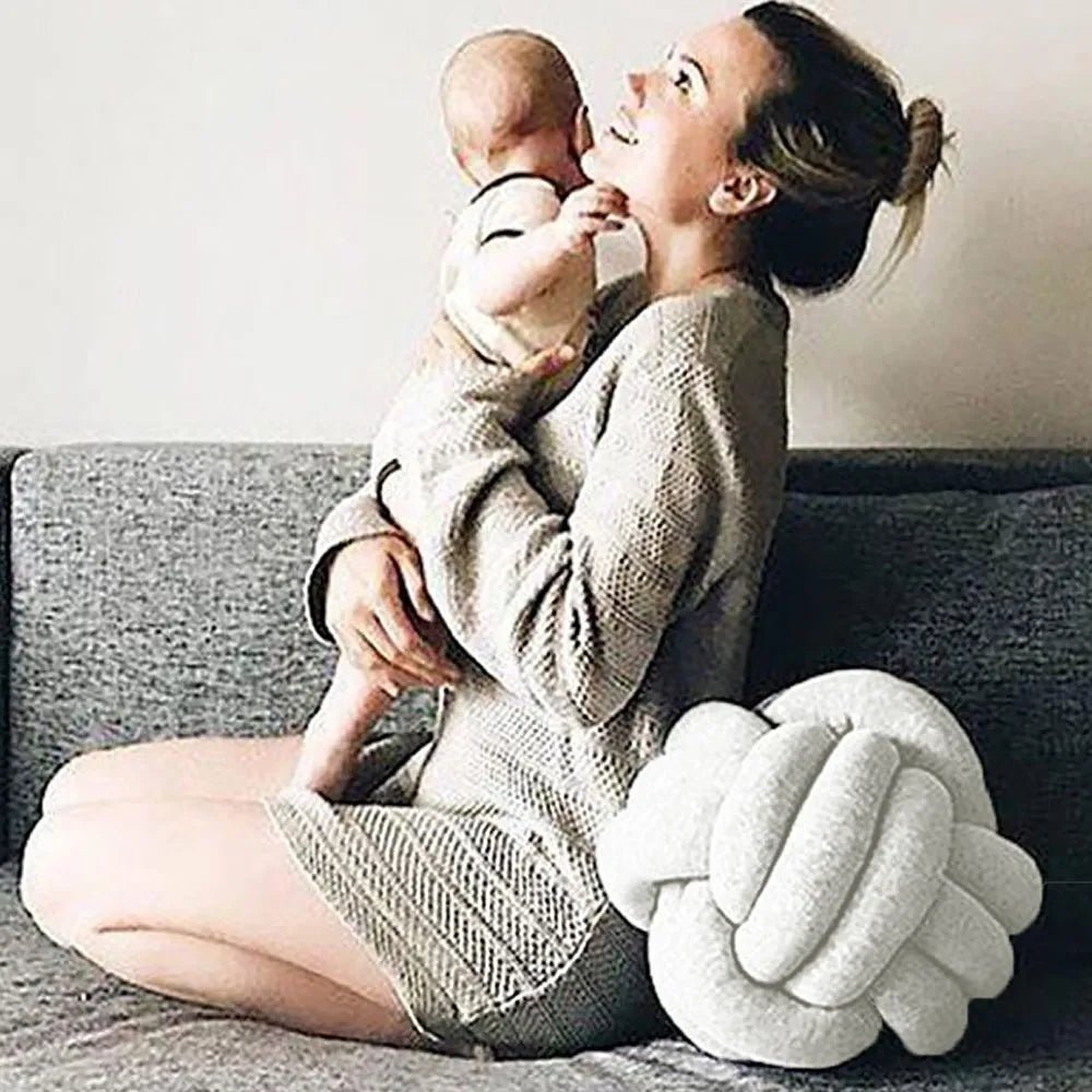 Velvet Knot Pillow - Hizoni